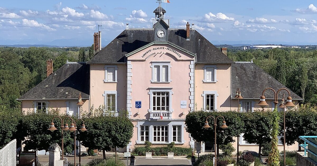 Neyron — photo réelle (Wikimedia Commons, Chabe01)
